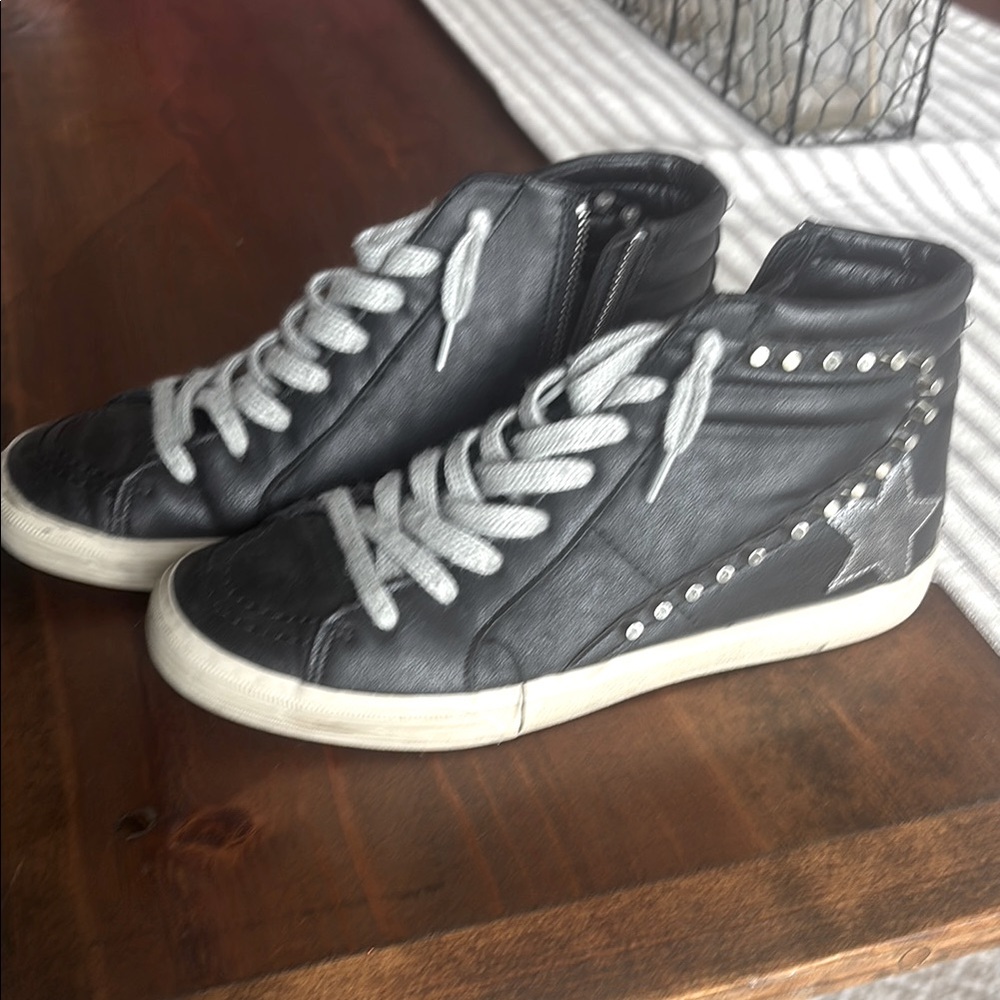 Shu Shop Riri black Mid top sz 9  with zipper sets lining on inside